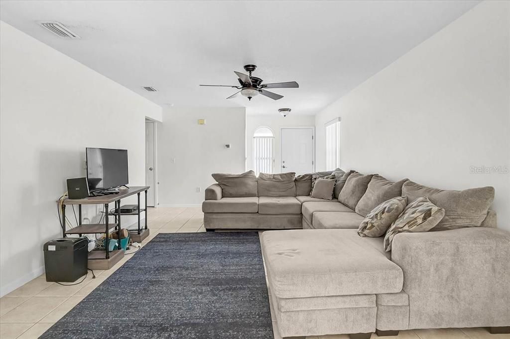 Activo con contrato: $325,000 (3 camas, 2 baños, 1478 Pies cuadrados)
