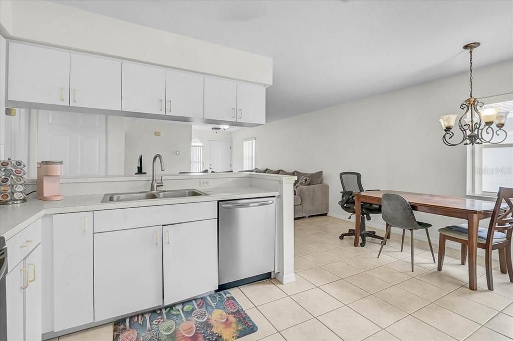 Activo con contrato: $325,000 (3 camas, 2 baños, 1478 Pies cuadrados)