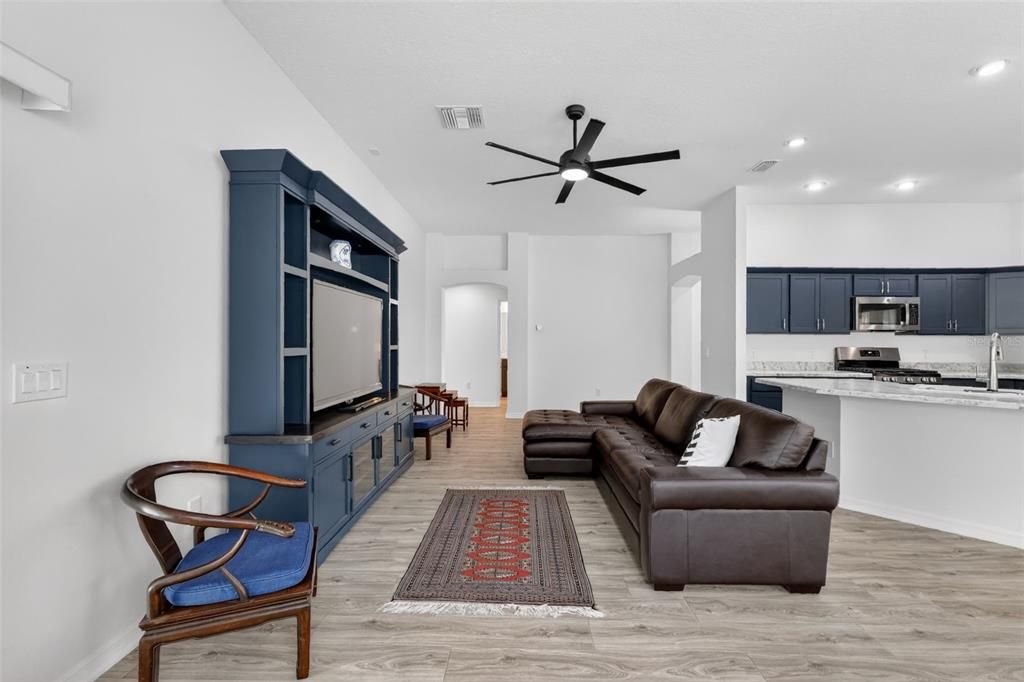 Activo con contrato: $399,900 (3 camas, 2 baños, 1633 Pies cuadrados)