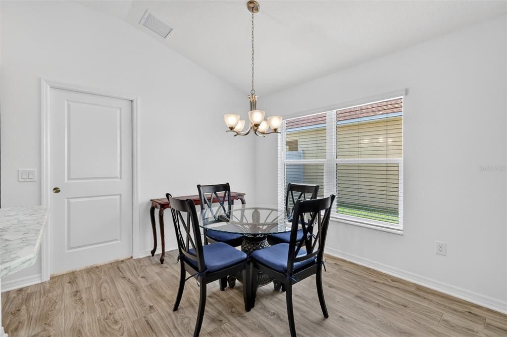 Activo con contrato: $399,900 (3 camas, 2 baños, 1633 Pies cuadrados)
