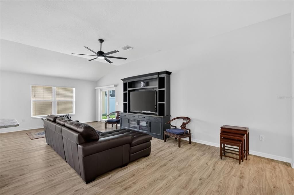 Activo con contrato: $399,900 (3 camas, 2 baños, 1633 Pies cuadrados)