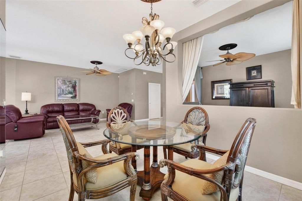 Под контрактом: $425,500 (2 спален, 2 ванн, 1815 Квадратных фут)