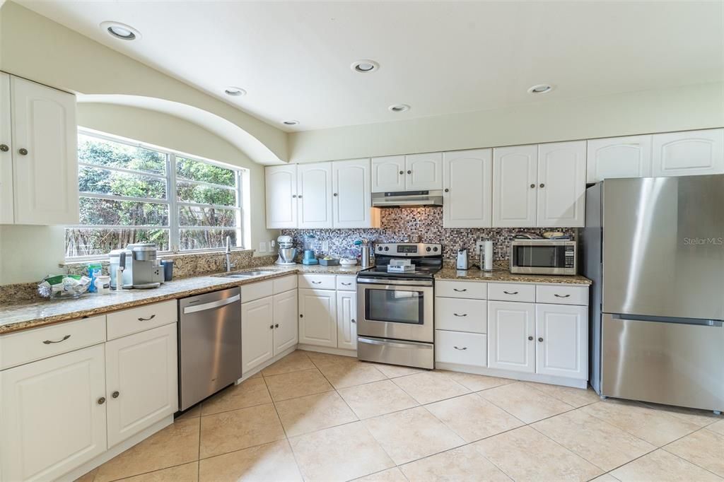 En Venta: $419,000 (4 camas, 2 baños, 1969 Pies cuadrados)