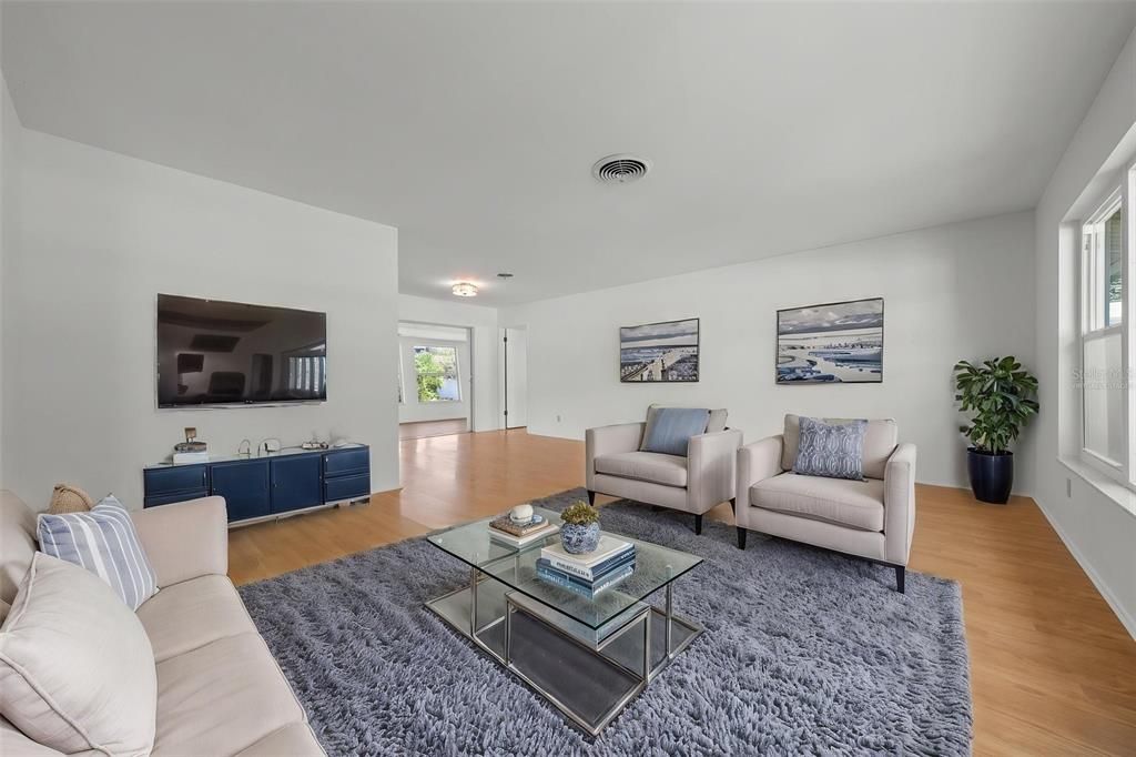 Activo con contrato: $299,999 (2 camas, 2 baños, 1221 Pies cuadrados)
