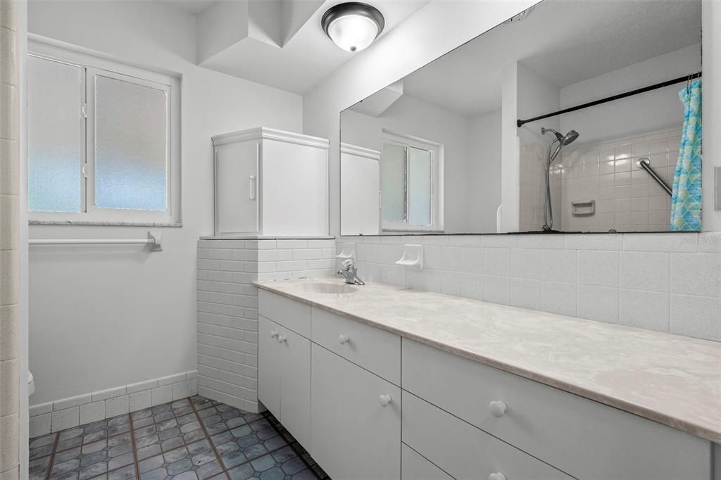 Activo con contrato: $299,999 (2 camas, 2 baños, 1221 Pies cuadrados)