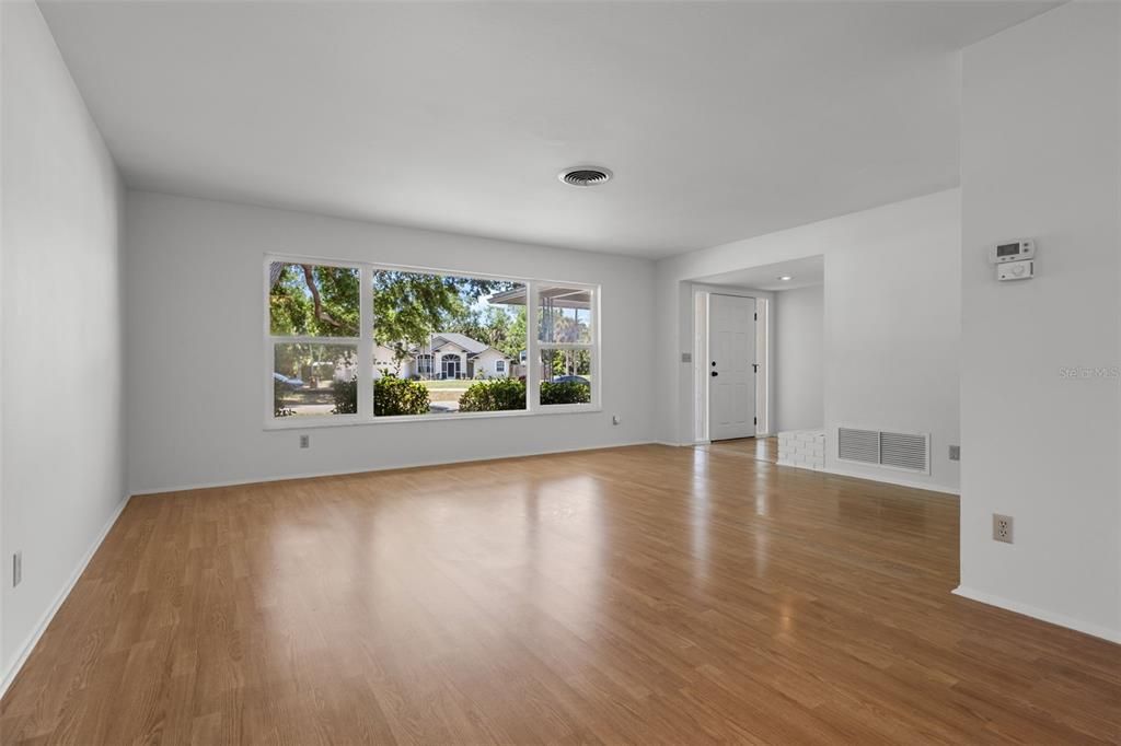 Activo con contrato: $299,999 (2 camas, 2 baños, 1221 Pies cuadrados)