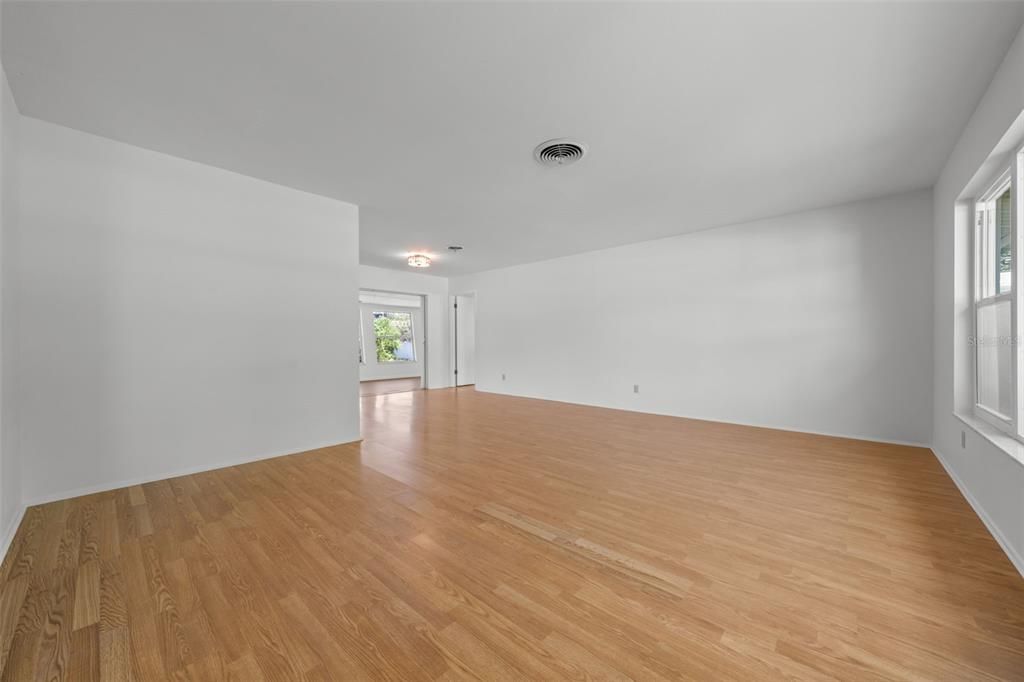 Activo con contrato: $299,999 (2 camas, 2 baños, 1221 Pies cuadrados)