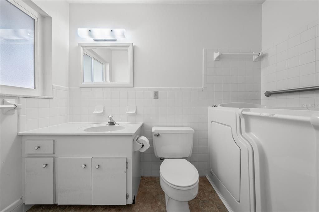Activo con contrato: $299,999 (2 camas, 2 baños, 1221 Pies cuadrados)