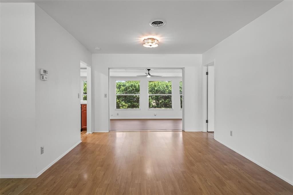 Activo con contrato: $299,999 (2 camas, 2 baños, 1221 Pies cuadrados)