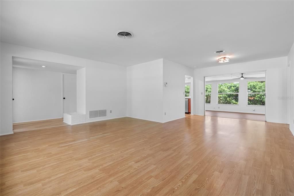 Activo con contrato: $299,999 (2 camas, 2 baños, 1221 Pies cuadrados)