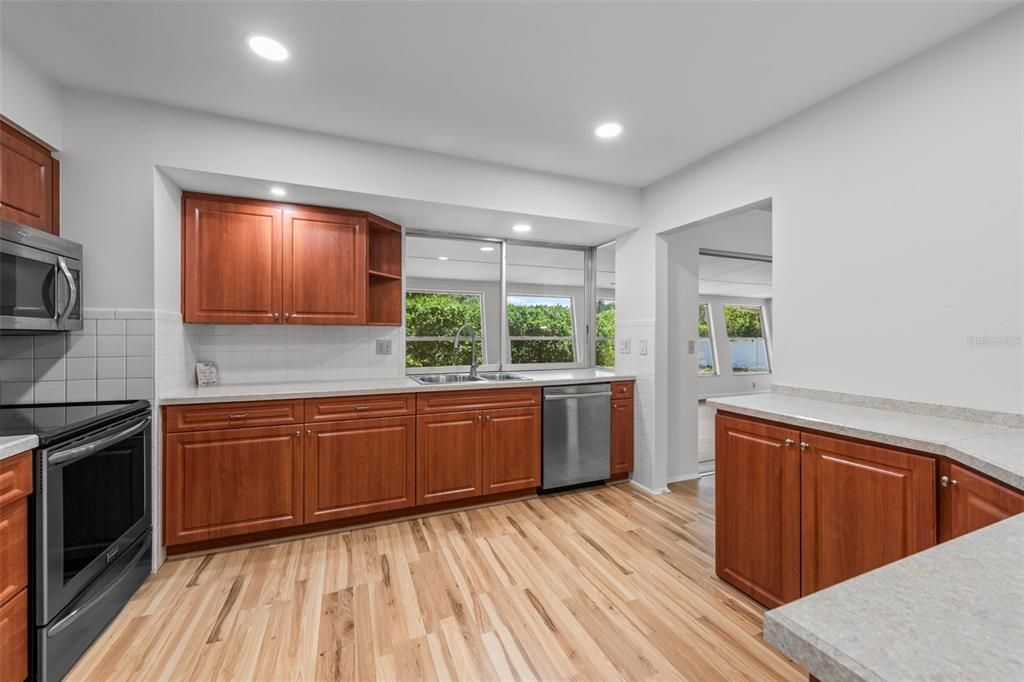 Activo con contrato: $299,999 (2 camas, 2 baños, 1221 Pies cuadrados)