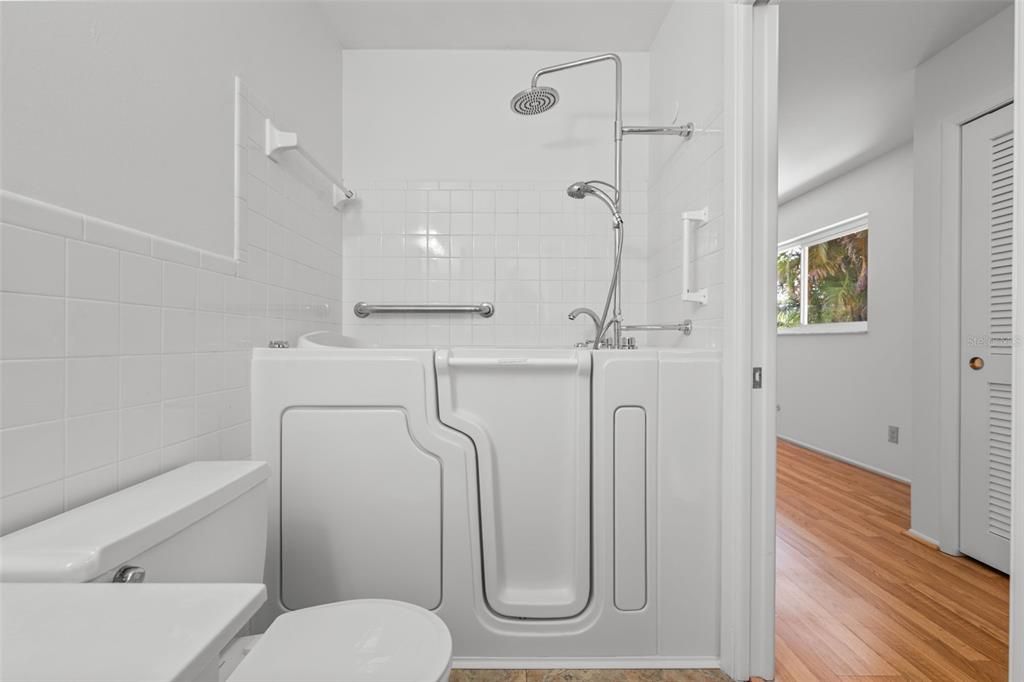 Activo con contrato: $299,999 (2 camas, 2 baños, 1221 Pies cuadrados)
