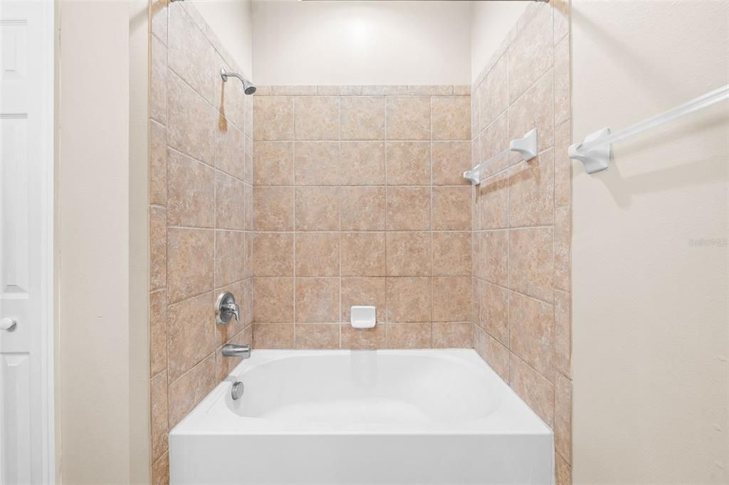 Под контрактом: $309,900 (4 спален, 2 ванн, 1843 Квадратных фут)