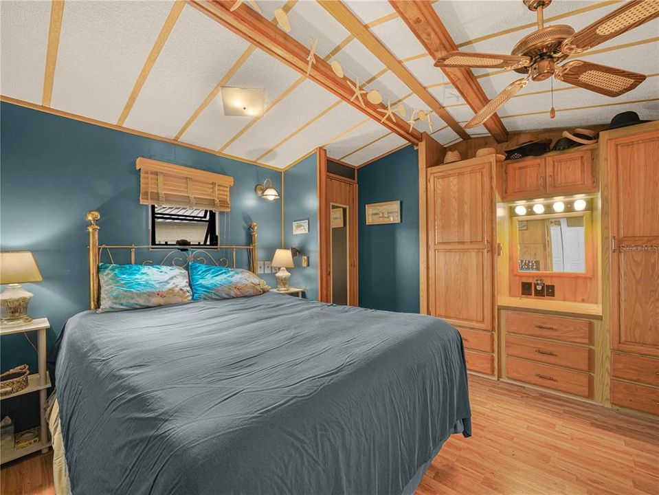 For Sale: $168,000 (1 beds, 1 baths, 708 Square Feet)