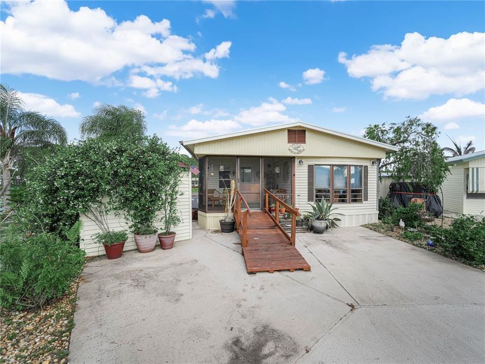 For Sale: $168,000 (1 beds, 1 baths, 708 Square Feet)