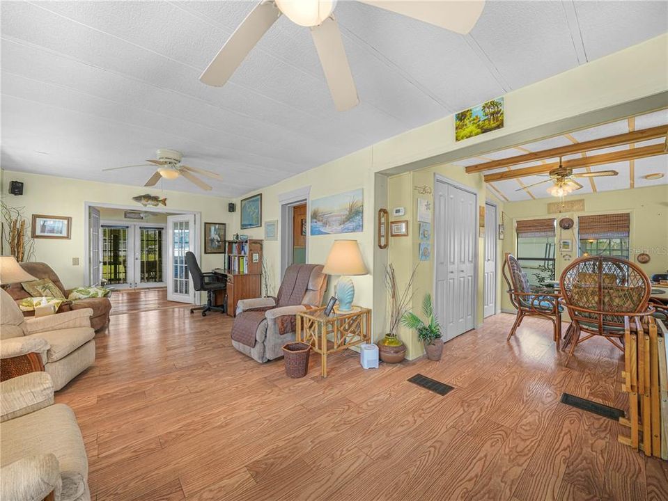 For Sale: $168,000 (1 beds, 1 baths, 708 Square Feet)