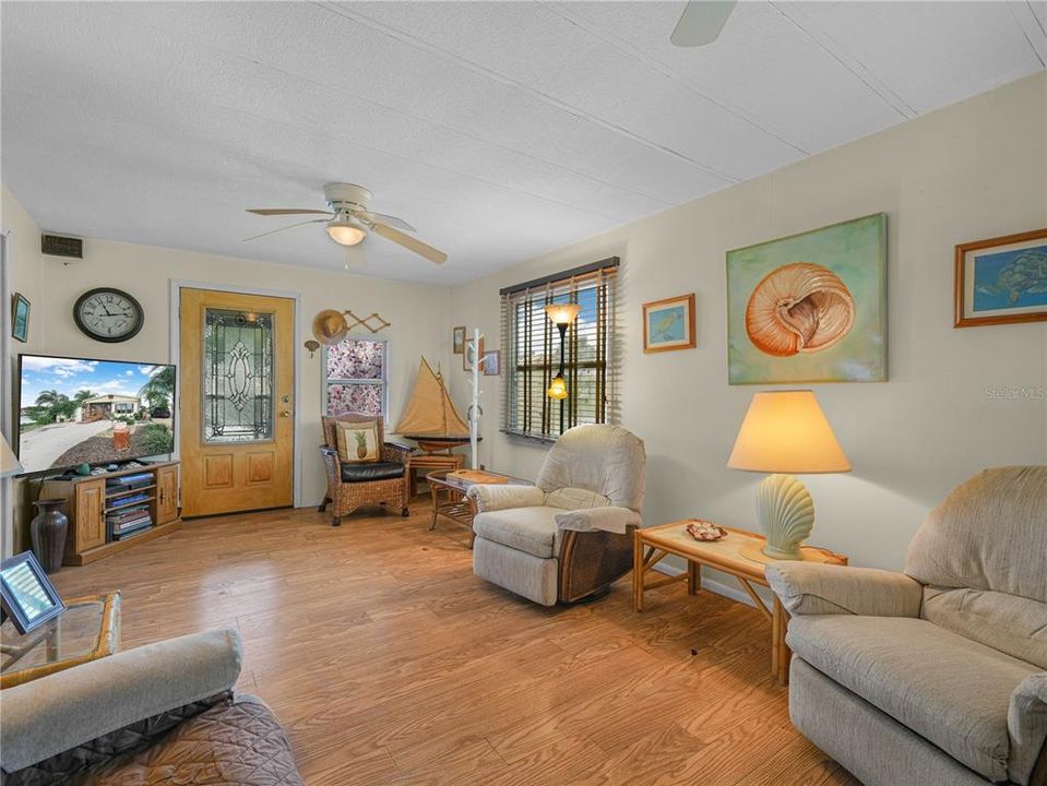 For Sale: $168,000 (1 beds, 1 baths, 708 Square Feet)