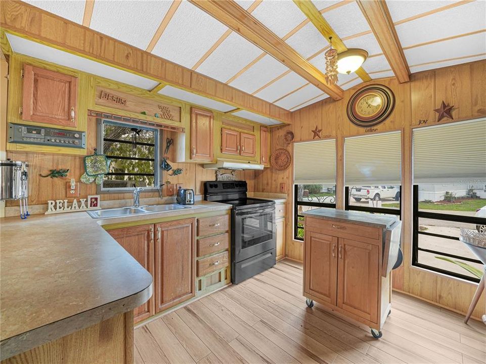For Sale: $168,000 (1 beds, 1 baths, 708 Square Feet)