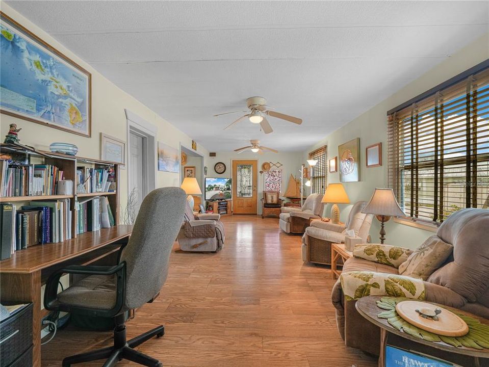 For Sale: $168,000 (1 beds, 1 baths, 708 Square Feet)
