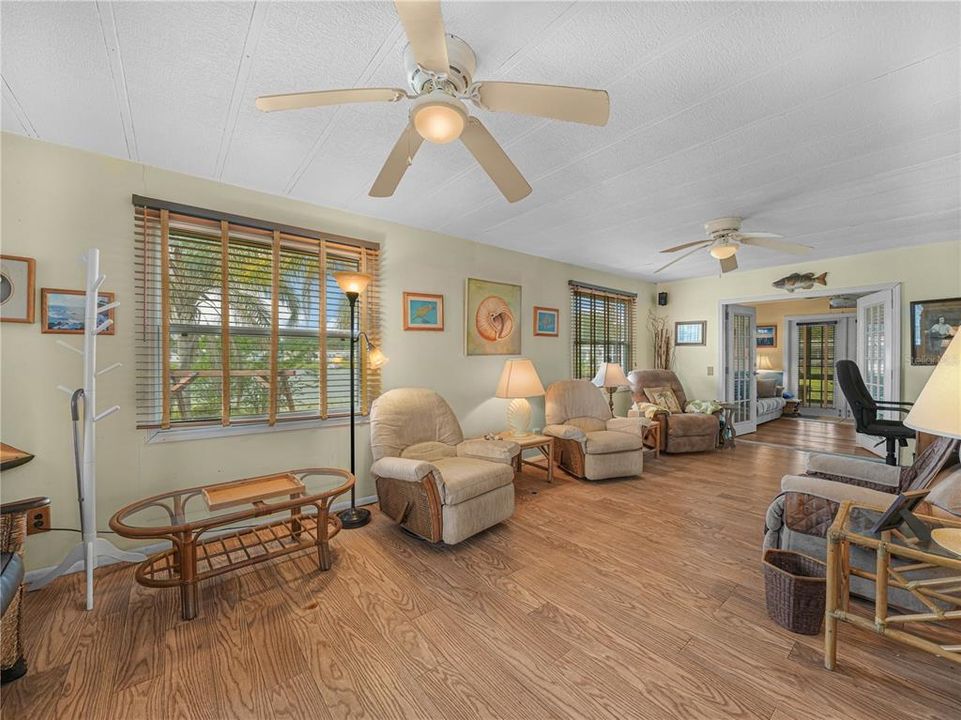 For Sale: $168,000 (1 beds, 1 baths, 708 Square Feet)