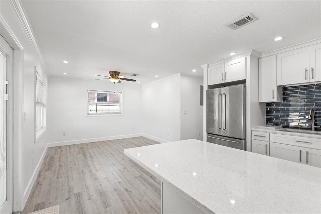 На продажу: $239,000 (3 спален, 1 ванн, 816 Квадратных фут)