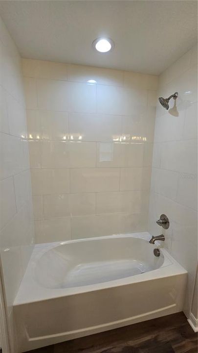 Activo con contrato: $264,400 (3 camas, 2 baños, 1384 Pies cuadrados)