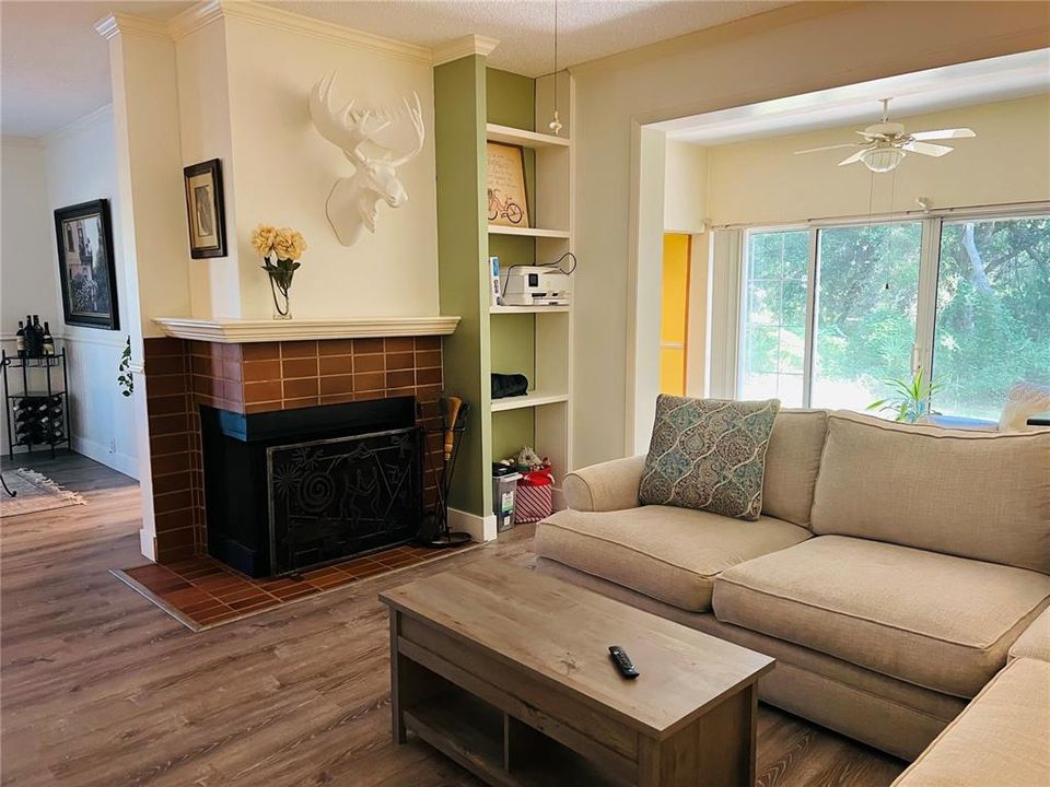 For Sale: $290,000 (2 beds, 2 baths, 1260 Square Feet)