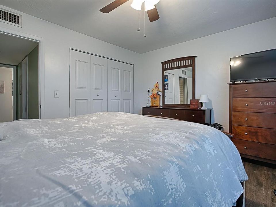 For Sale: $115,000 (1 beds, 1 baths, 900 Square Feet)