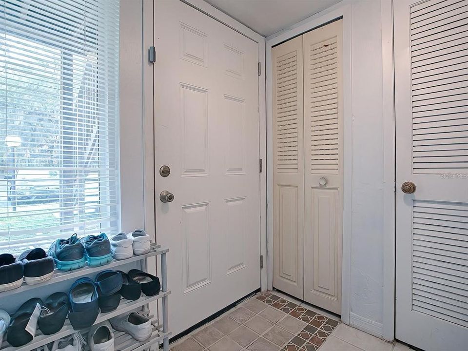 For Sale: $115,000 (1 beds, 1 baths, 900 Square Feet)