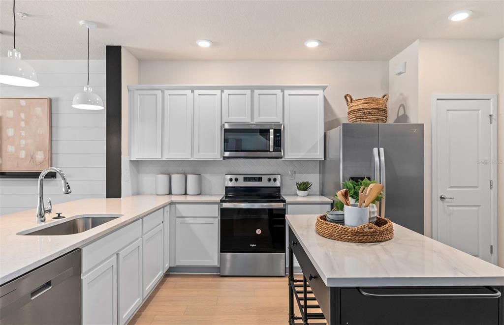 Activo con contrato: $426,990 (3 camas, 2 baños, 1907 Pies cuadrados)
