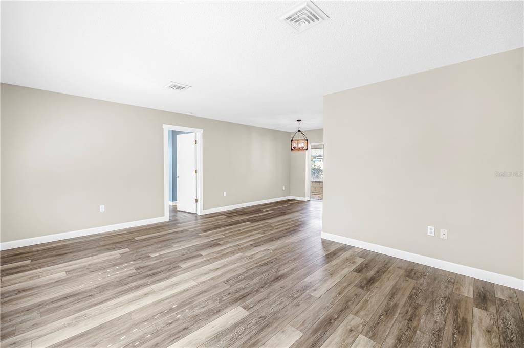 Active With Contract: $2,950 (2 beds, 2 baths, 1454 Square Feet)