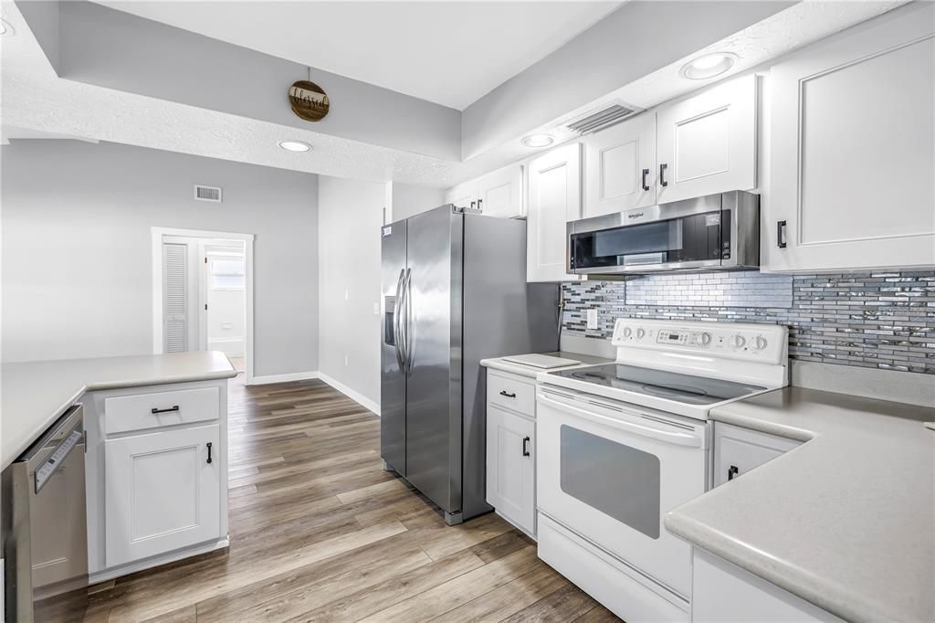 Active With Contract: $2,950 (2 beds, 2 baths, 1454 Square Feet)