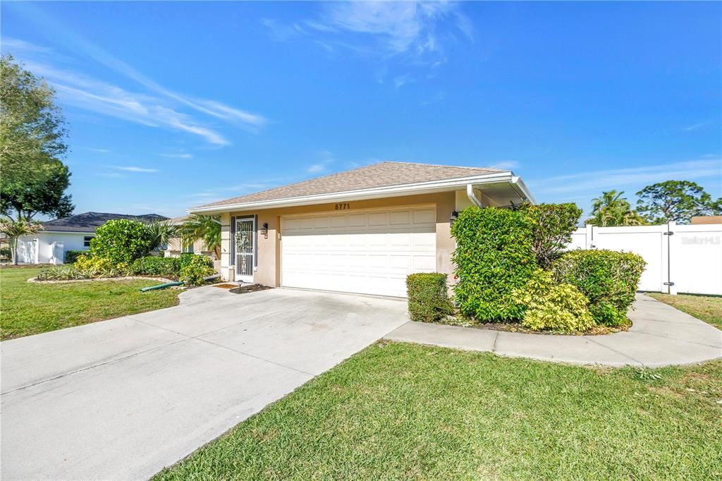 Active With Contract: $2,950 (2 beds, 2 baths, 1454 Square Feet)