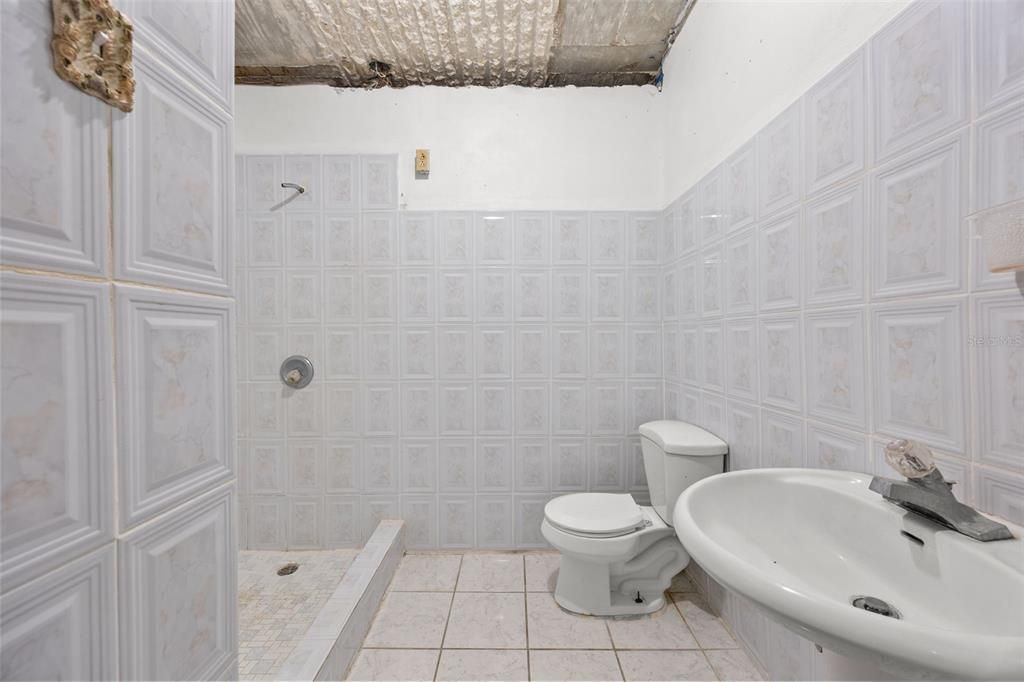 На продажу: $250,000 (6 спален, 3 ванн, 1820 Квадратных фут)