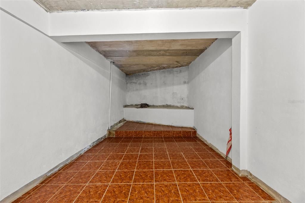 На продажу: $250,000 (6 спален, 3 ванн, 1820 Квадратных фут)