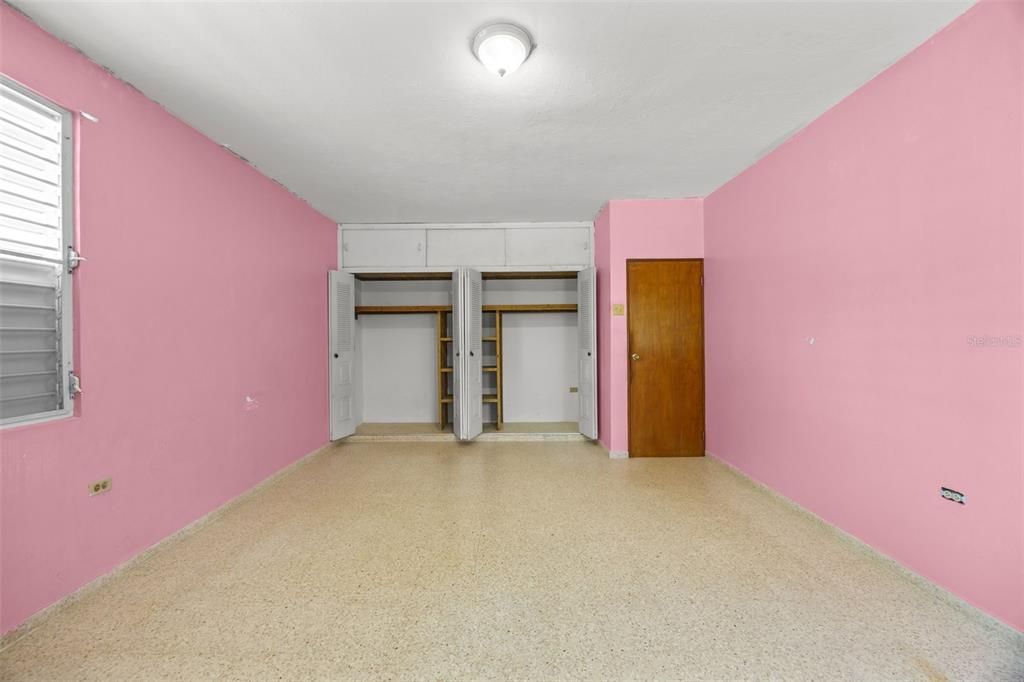 На продажу: $250,000 (6 спален, 3 ванн, 1820 Квадратных фут)