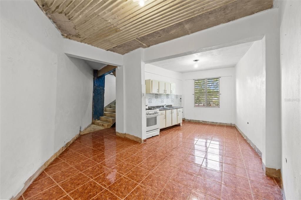 На продажу: $250,000 (6 спален, 3 ванн, 1820 Квадратных фут)