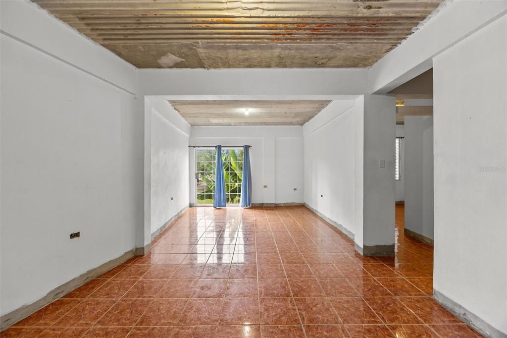 На продажу: $250,000 (6 спален, 3 ванн, 1820 Квадратных фут)