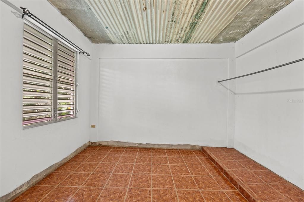 На продажу: $250,000 (6 спален, 3 ванн, 1820 Квадратных фут)