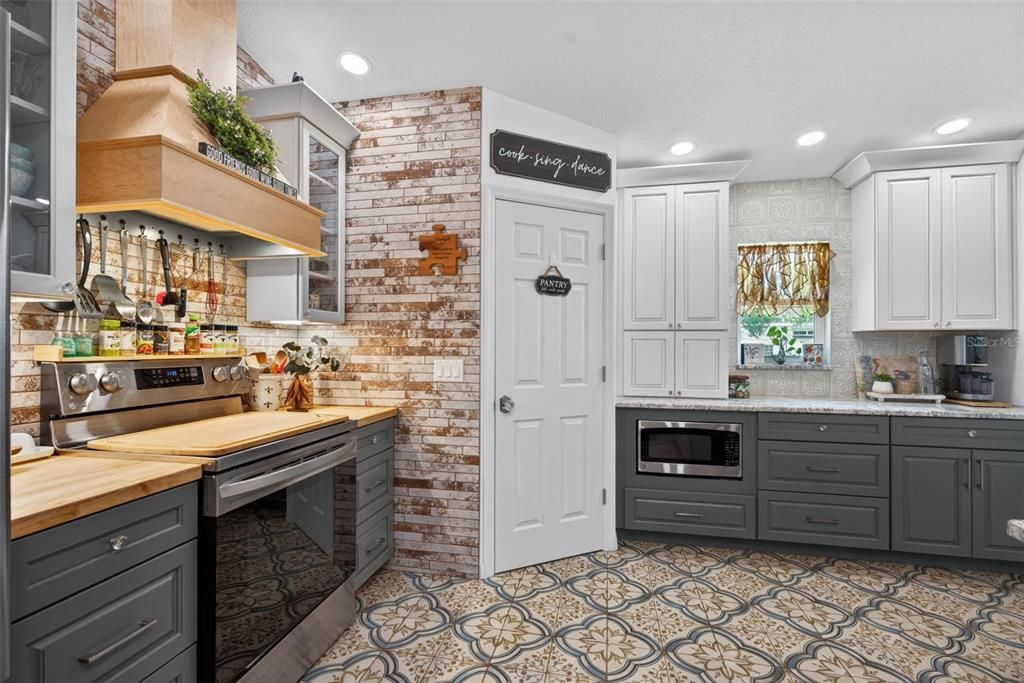 Active With Contract: $425,000 (3 beds, 2 baths, 1491 Square Feet)