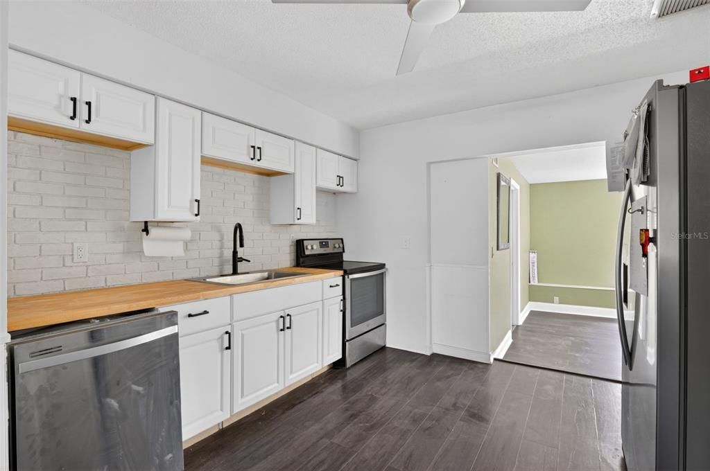 For Sale: $210,000 (3 beds, 2 baths, 1100 Square Feet)