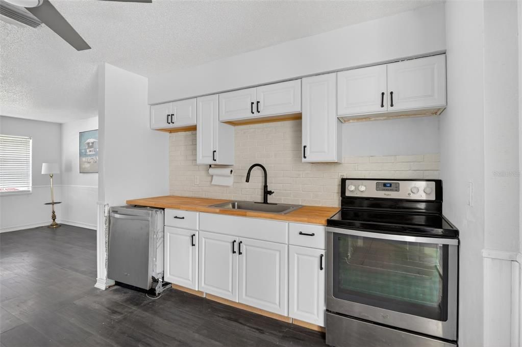 For Sale: $210,000 (3 beds, 2 baths, 1100 Square Feet)