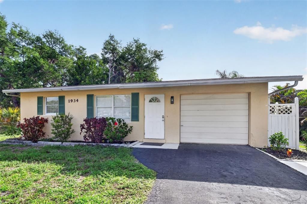 For Sale: $210,000 (3 beds, 2 baths, 1100 Square Feet)