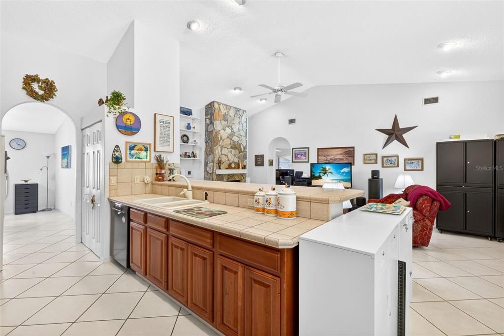 En Venta: $925,000 (4 camas, 2 baños, 2552 Pies cuadrados)
