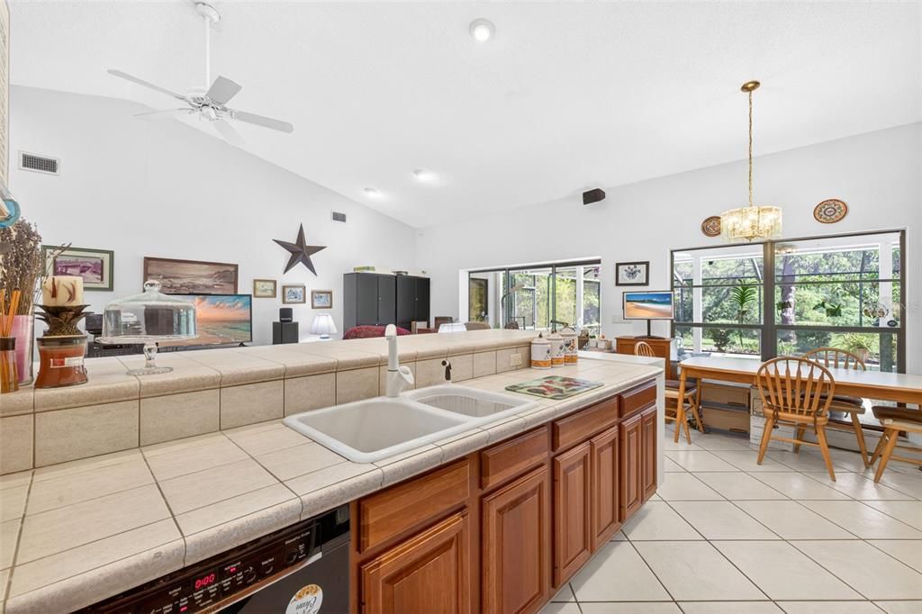En Venta: $925,000 (4 camas, 2 baños, 2552 Pies cuadrados)