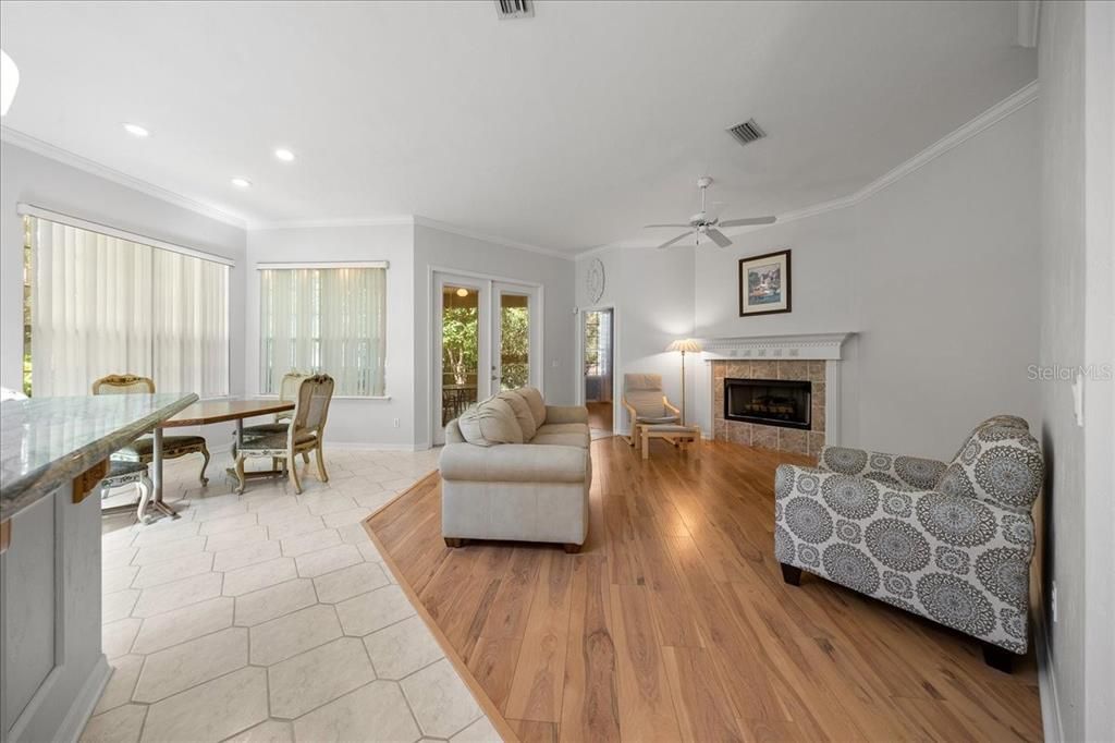 Activo con contrato: $347,500 (3 camas, 2 baños, 1894 Pies cuadrados)