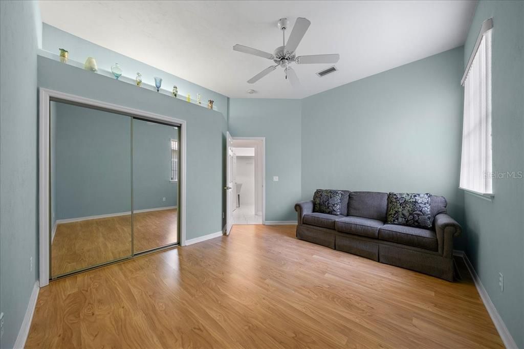 Activo con contrato: $347,500 (3 camas, 2 baños, 1894 Pies cuadrados)