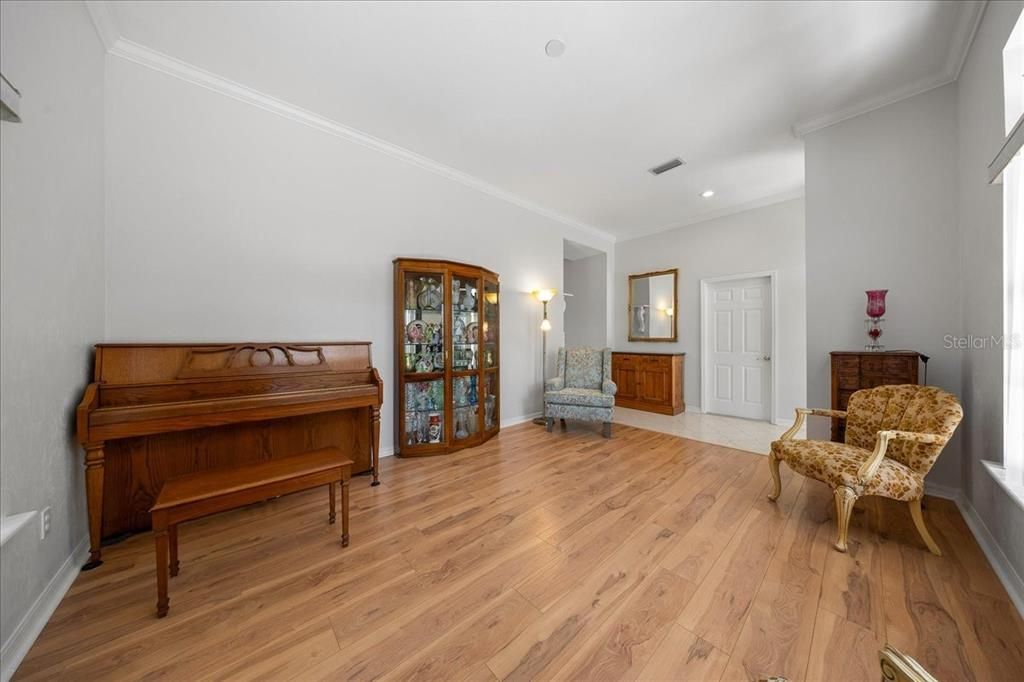 Activo con contrato: $347,500 (3 camas, 2 baños, 1894 Pies cuadrados)