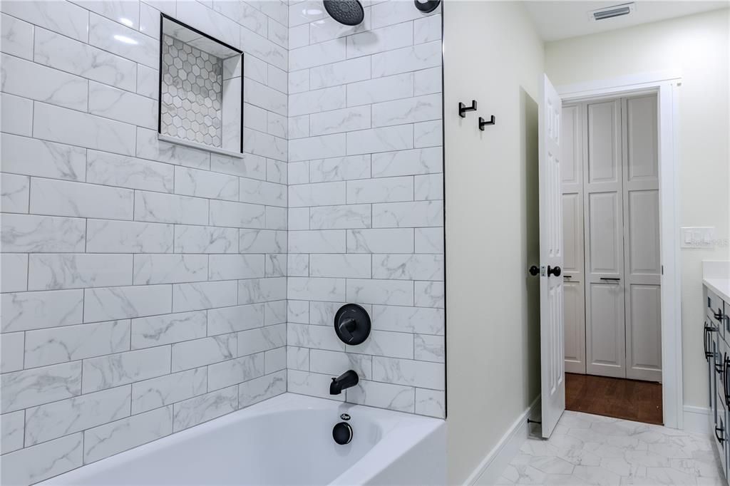 En Venta: $655,000 (5 camas, 3 baños, 2587 Pies cuadrados)