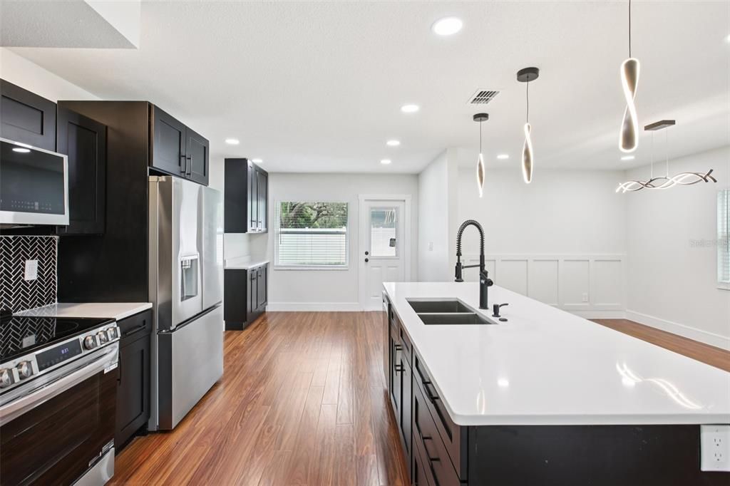En Venta: $655,000 (5 camas, 3 baños, 2587 Pies cuadrados)